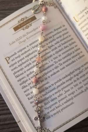 Privjesak‑oznaka za knjigu ‘Rosary’ s jednom deseticom perli i metalnim križem na špagi.