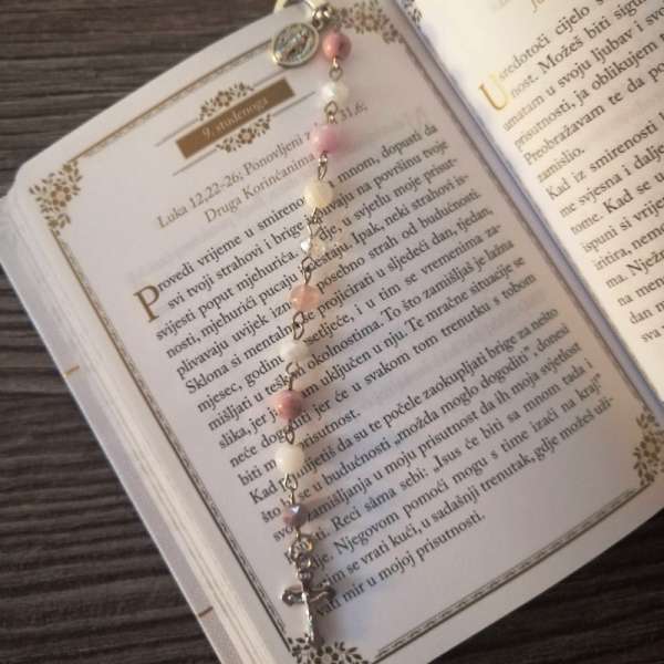 Privjesak‑oznaka za knjigu ‘Rosary’ s jednom deseticom perli i metalnim križem na špagi.