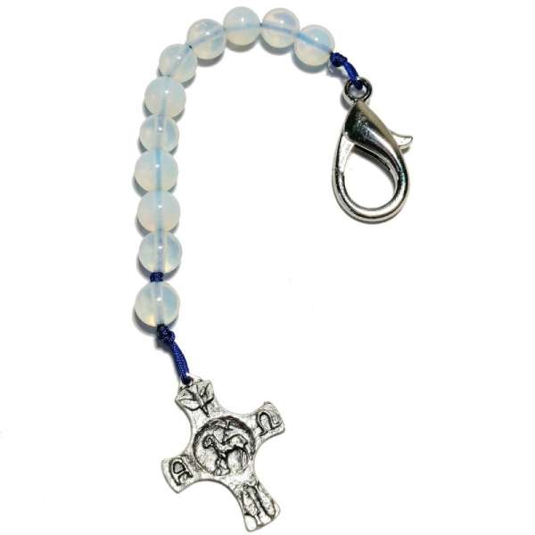 „Privjesak za ključeve ‘Rosary’ od opalita s metalnim križem, na špagi – vjerski privezak za osobnu pobožnost.“